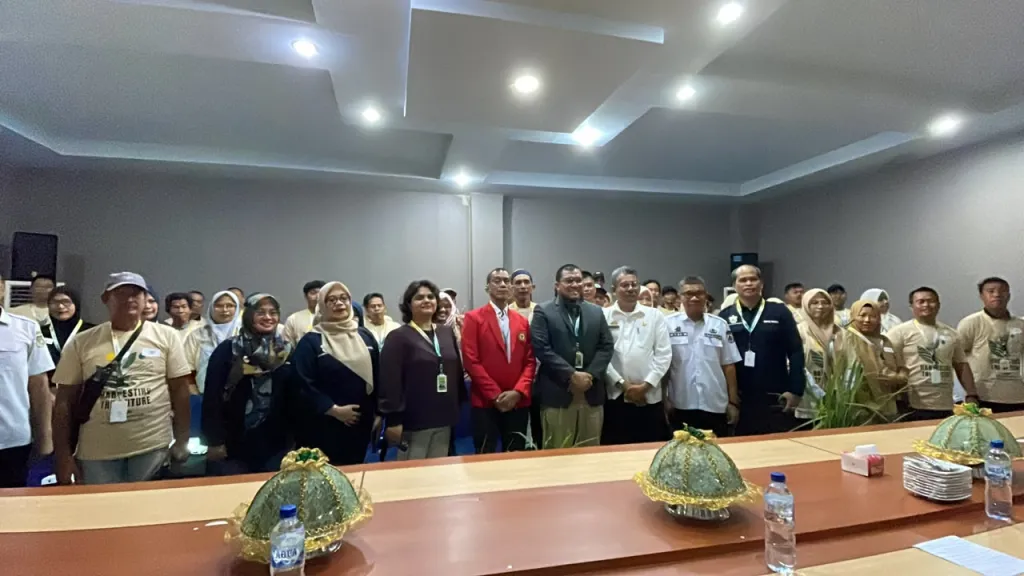 Tim Unhas, University of Newcastle, Pemerintah Kabupaten Sidrap, dan peserta mengabadikan kebersamaan seusai pembukaan pelatihan Harvesting the Future. (Foto: Ismail Basri).